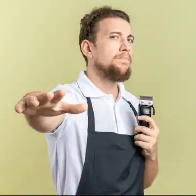 Barbeiro com touca e tatuagem no pescoço