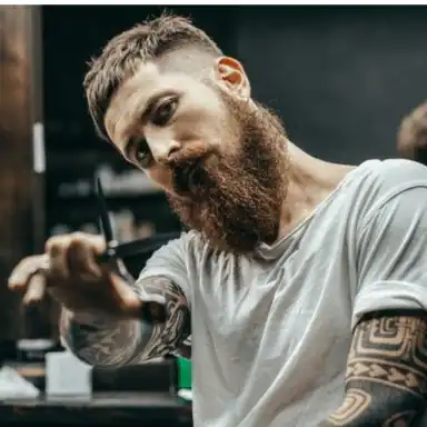 Barbeiro com bigode e touca