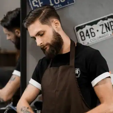 Barbeiro barbudo com camisa cinza